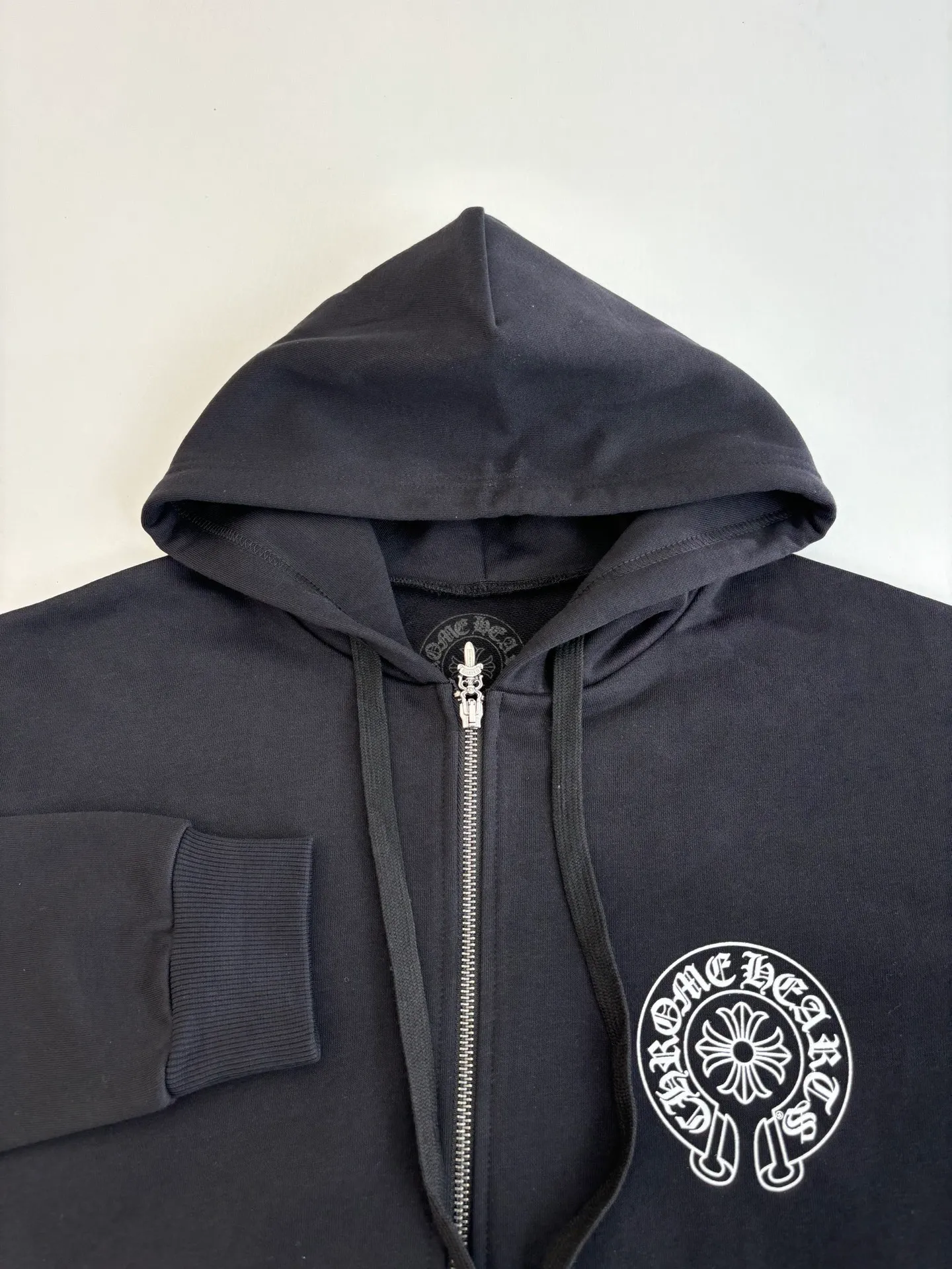 P430 Chrome Heart*/Chrome Heart 25 Ch New York City limited zipper hooded sweatshirt. The fabric is made of 420g thin velvet coarse fish scale fabric. The printing is printed with hand glue based on the original version. The finished product is brushed and washed to shape. It feels excellent. Real antique silver and distressed chain heads (key points: zipper pullers are sprayed with silver and distressed). Size: S/M/L